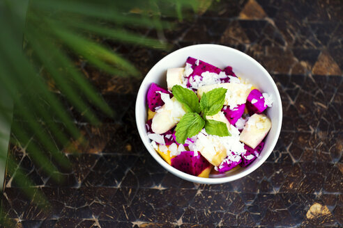 Schüssel mit tropischem Obstsalat - KNTF00501