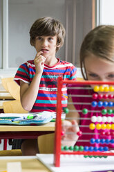 Porträt eines nachdenklichen Schülers im Klassenzimmer - SARF02877