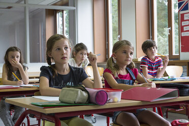 Aufmerksame Schüler im Klassenzimmer - SARF02878