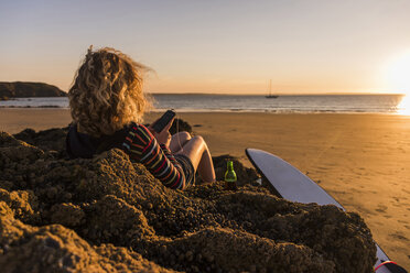 Teenagerin entspannt sich am Strand - UUF08542