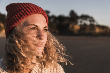 Teenage girl at the beach - UUF08547