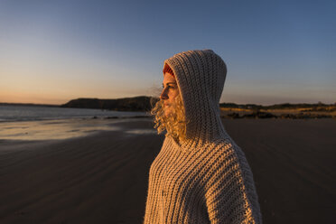 Teenager-Mädchen am Strand - UUF08548