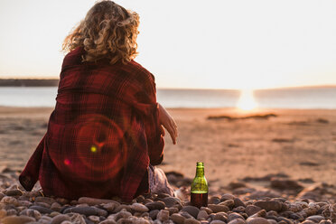 Teenagerin entspannt sich am Strand - UUF08551