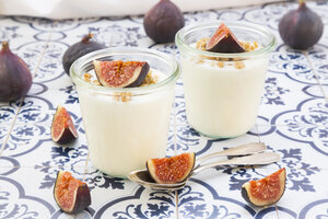 Greek yogurt with granola and figs - LVF05307