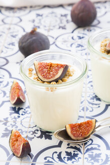 Greek yogurt with granola and figs - LVF05308