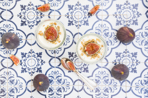 Greek yogurt with granola and figs - LVF05309