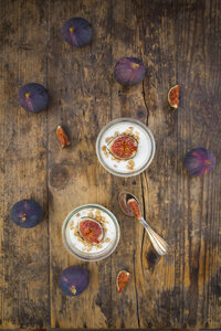 Greek yogurt with granola and figs - LVF05311