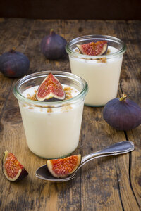 Greek yogurt with granola and figs - LVF05312