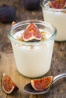 Greek yogurt with granola and figs - LVF05313