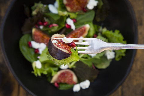 Gemischter Salat mit Ziegenkäse, Granatapfelkernen und Feigen, lizenzfreies Stockfoto