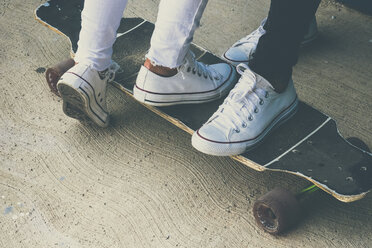 Füße von zwei Teenagern auf einem Skateboard - SIPF00847