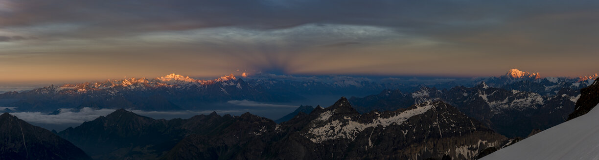 Italien, Gressoney, Alpen, Quinta Sella Hütte, Sonnenaufgang über dem Mont Blanc - ALRF00723