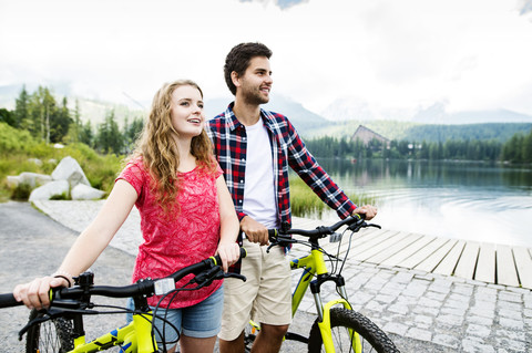 Junges Paar bei einer Fahrradtour, lizenzfreies Stockfoto