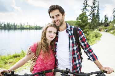 Junges Paar bei einer Fahrradtour - HAPF00852