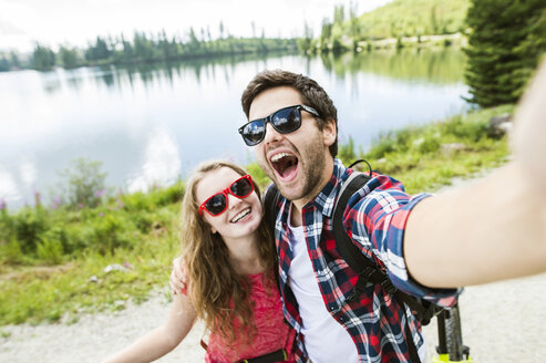 Junges Paar macht Selfies auf einer Fahrradtour - HAPF00855