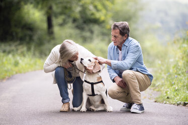 Älteres Paar mit Hund in der Natur - HAPF00872