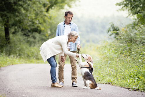 Älteres Paar mit Hund in der Natur - HAPF00874