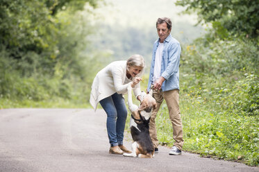 Älteres Paar mit Hund in der Natur - HAPF00875