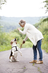 Ältere Frau unterrichtet ihren Hund - HAPF00882