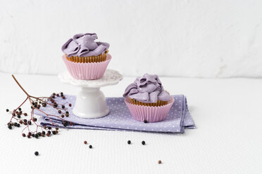 Zwei Cupcakes mit Holunderblütencreme - MYF01774