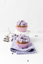 Zwei Cupcakes mit Holunderblütencreme - MYF01776