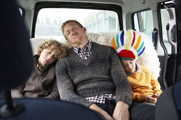 Schlafender Vater im Auto auf dem Rücksitz mit seinen Söhnen - FSF00452