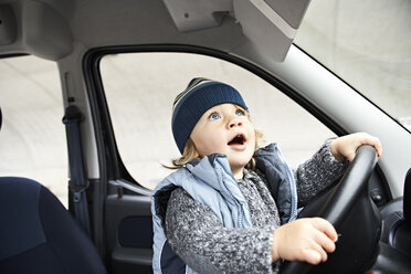 Kleiner Junge sitzt am Lenkrad eines Autos - FSF00458