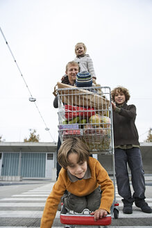 Vater geht mit seinen Kindern einkaufen - FSF00463