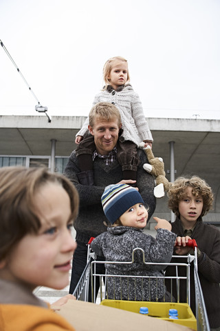 Vater geht mit seinen Kindern einkaufen, lizenzfreies Stockfoto