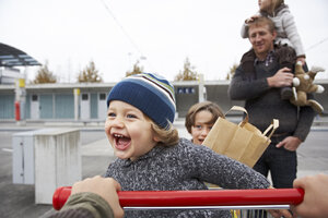 Vater geht mit seinen Kindern einkaufen - FSF00471