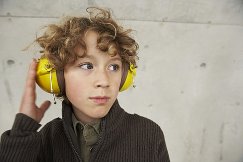 Junge mit Ohrenschützern, Porträt, lizenzfreies Stockfoto