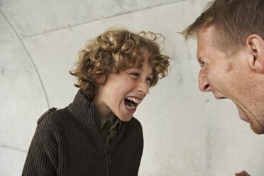 Father and son screaming at each other - FSF00476
