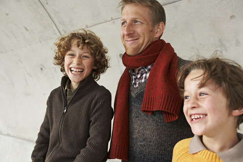 Ein stolzer Vater hat Spaß mit seinen Söhnen, lizenzfreies Stockfoto