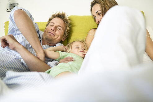 Familie im Bett eines Hotelzimmers liegend - FSF00492