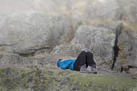 Spanien, Sierra de Gredos, Frau rastet in den Bergen, lizenzfreies Stockfoto