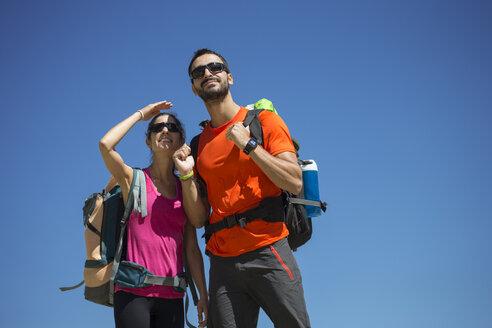 Wanderndes Paar mit Blick unter blauem Himmel - ERLF00187