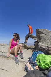 Spain, Sierra de Gredos, smiling hikers on top of a mountain - ERLF00190