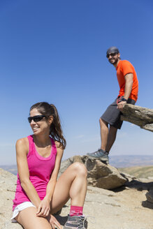 Spain, Sierra de Gredos, smiling hikers on top of a mountain - ERLF00191