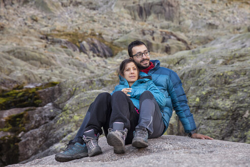 Spain, Sierra de Gredos, couple resting in the mountains - ERLF00195