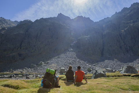 Spanien, Sierra de Gredos, Pärchen rastet vor einem Berg, lizenzfreies Stockfoto