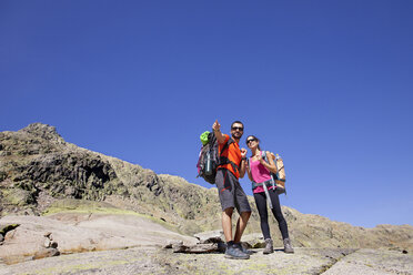 Spain, Sierra de Gredos, couple hiking in the mountains - ERLF00198