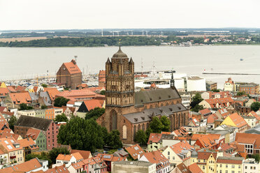 Deutschland, Stralsund, Blick auf die Jakobskirche in der historischen Altstadt und die Insel Rügen - TAMF00647