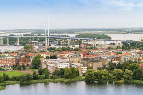 Deutschland, Stralsund, Blick auf die Rügenbrücke - TAMF00648