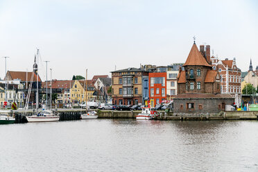 Deutschland, Stralsund, Blick zum Lotsenhaus auf der Hafeninsel - TAMF00650