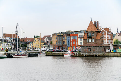 Deutschland, Stralsund, Blick zum Lotsenhaus auf der Hafeninsel - TAMF00650