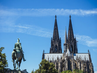 Deutschland, Köln, Blick auf die Pferdeskulptur Wilhelms II. und den Kölner Dom - KRPF01821