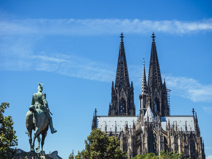 Deutschland, Köln, Blick auf die Pferdeskulptur Wilhelms II. und den Kölner Dom - KRPF01821