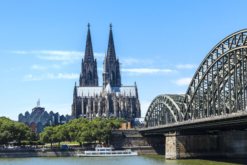 Deutschland, Köln, Blick auf den Kölner Dom und die Hohenzollernbrücke - KRPF01825