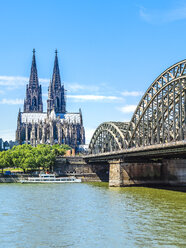 Deutschland, Köln, Blick auf den Kölner Dom mit der Hohenzollernbrücke im Vordergund - KRPF01826