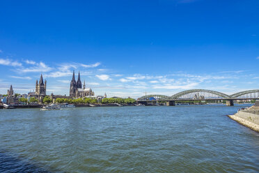 Deutschland, Köln, Blick auf die Stadt mit dem Rhein im Vordergrund - KRPF01827